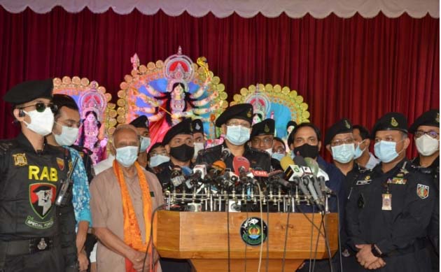 বনানী পূজামণ্ডপের সার্বিক নিরাপত্তা পরিস্থিতি পর্যবেক্ষণ শেষে সাংবাদিকদের সঙ্গে কথা বলেন র‍্যাবের মহাপরিচালক (ডিজি) চৌধুরী আবদুল্লাহ আল মামুন। ঢাকা, ২২ অক্টোবর